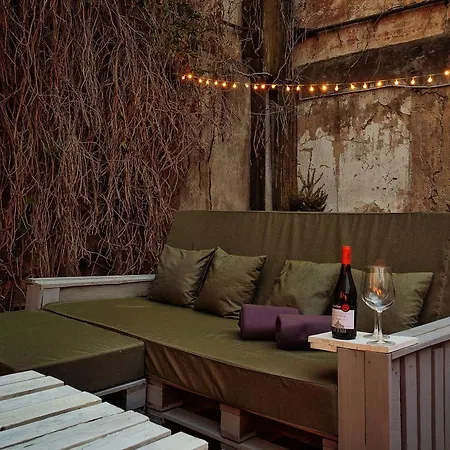 Old Town Hideaway Апартаменты *